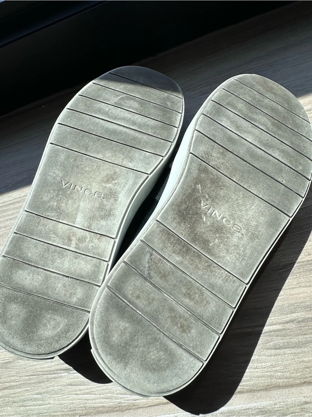Vince sleek croc