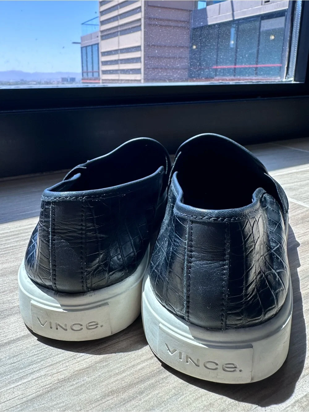 Vince sleek croc