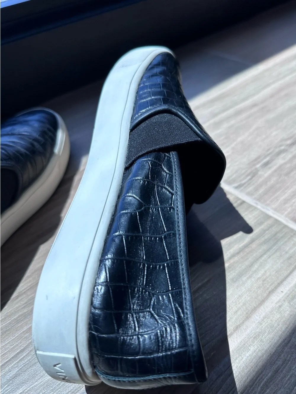 Vince sleek croc