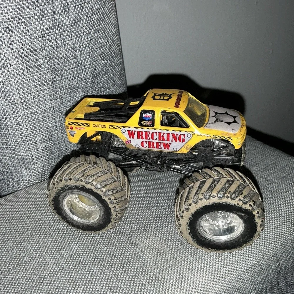2015 Hot Wheels Monster Jam 1:64‎ WRECKING CREW MUD TRUCK TREADS 1/64 Yellow