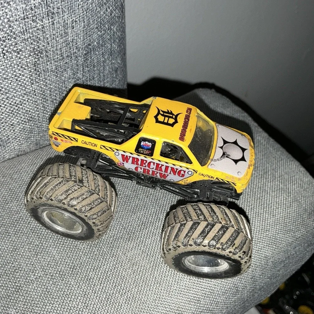 2015 Hot Wheels Monster Jam 1:64‎ WRECKING CREW MUD TRUCK TREADS 1/64 Yellow