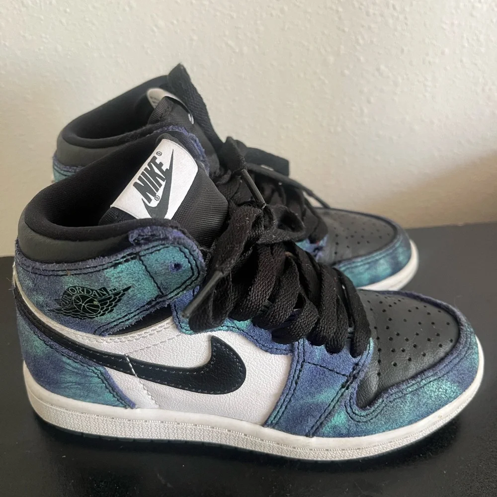 Nike Kids High-Top Sneakers in Teal Iridescent, Black & White