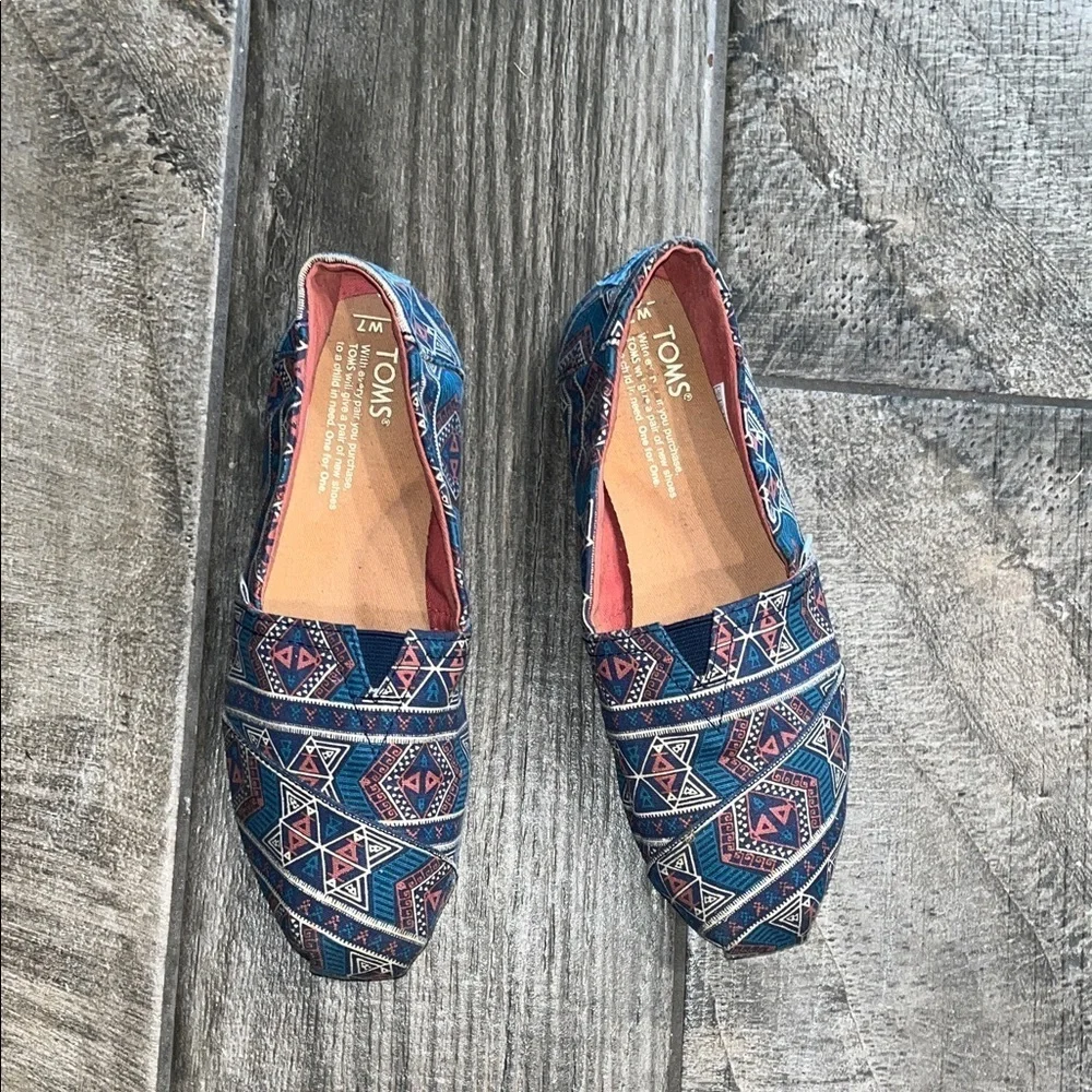Toms chic geometric