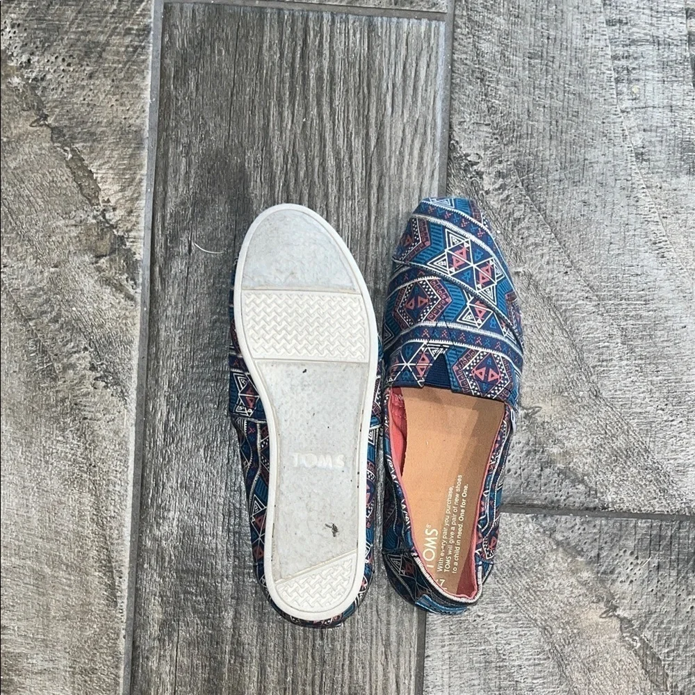 Toms chic geometric