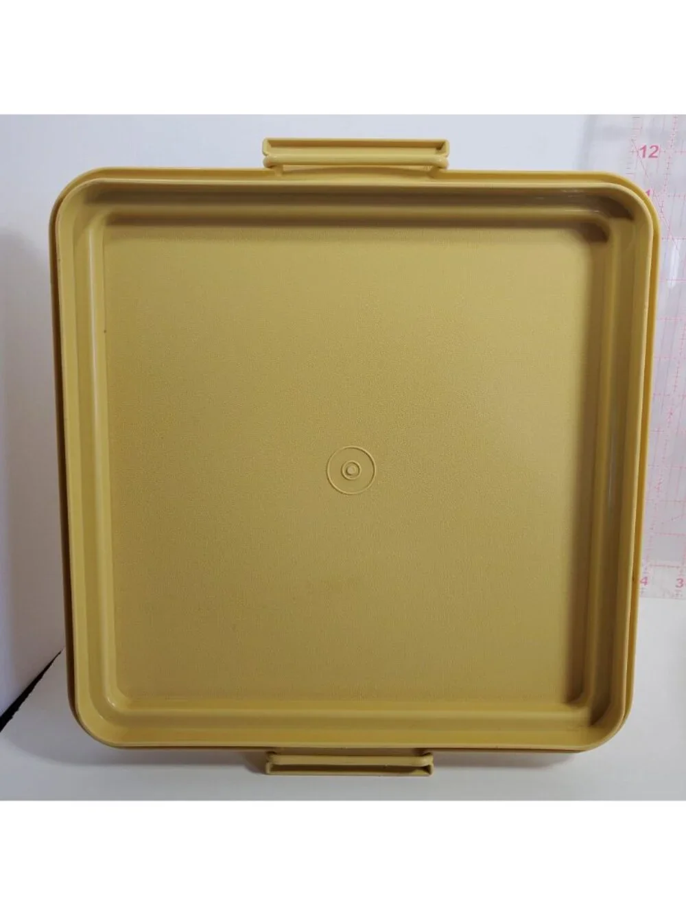 Tupperware ​• includes