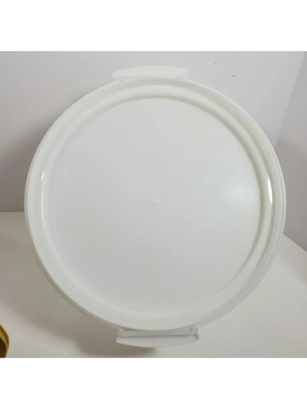 Tupperware ​• includes