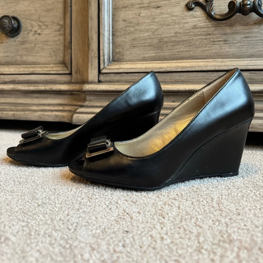 Bandolino Black Peep Toe Wedges Block Heels Bow Pump Gold Leather Metallic