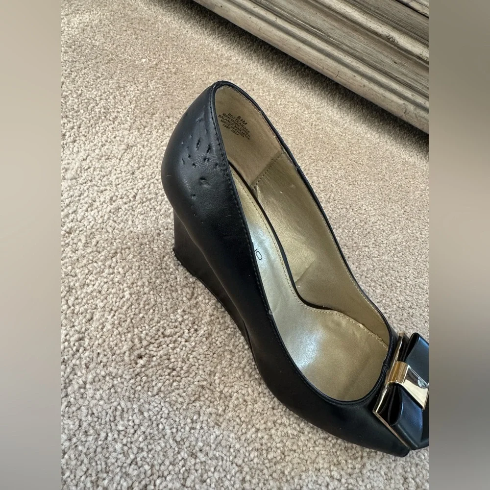 Bandolino Black Peep Toe Wedges Block Heels Bow Pump Gold Leather Metallic