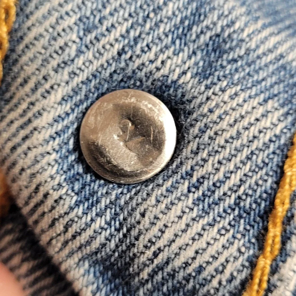 Levis holes fit depop