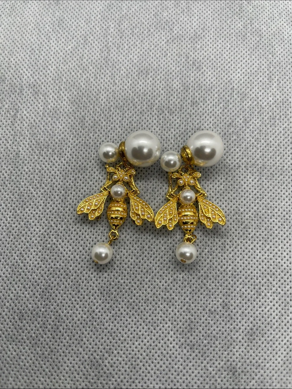 Fashion bee earrings