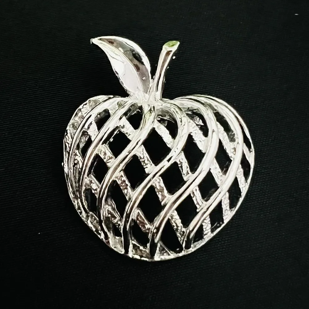 Gerry’s Vintage Silver Tone Open Basket Weave Apple Pin Brooch Pendant 4210