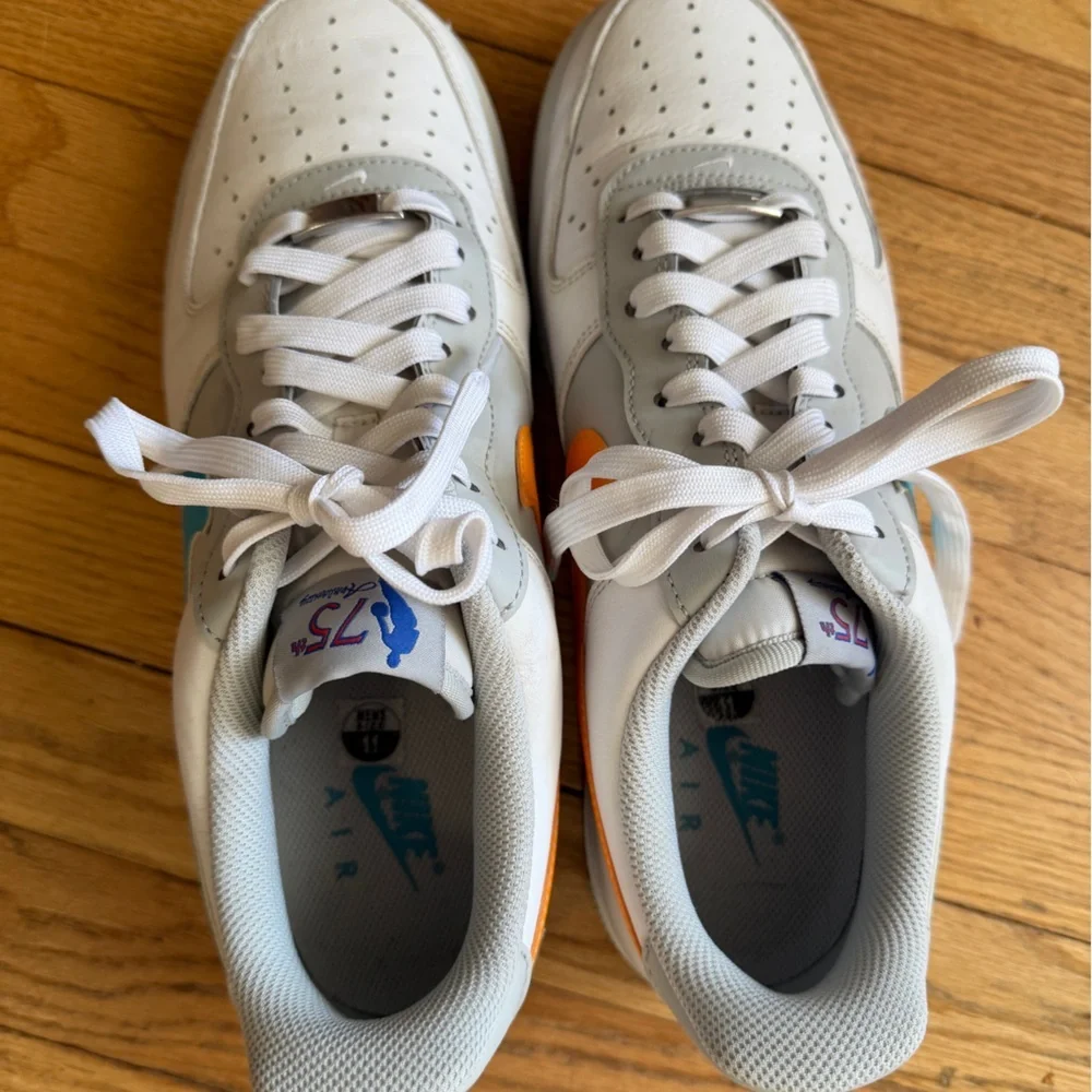 Nike sneakers bold