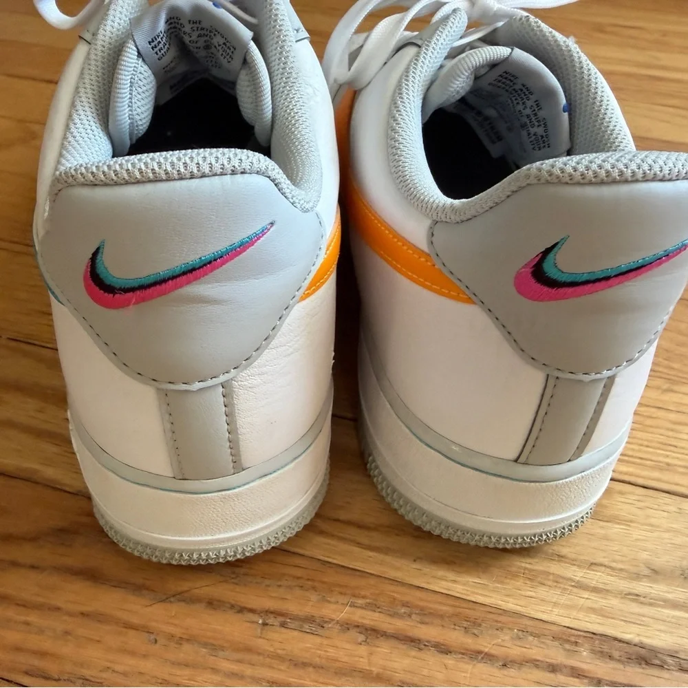 Nike sneakers bold