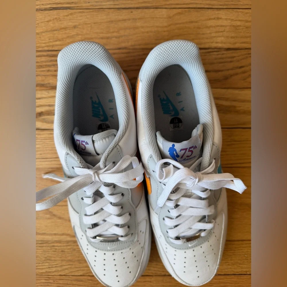 Nike sneakers bold