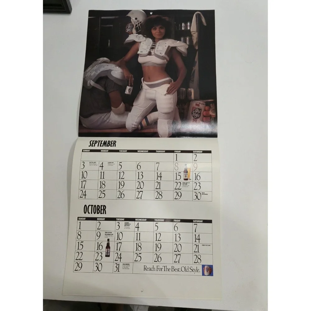 Vintage 1989 Old Style Beer Calendar Sportsfans Dream Year Pinup Girls Heileman