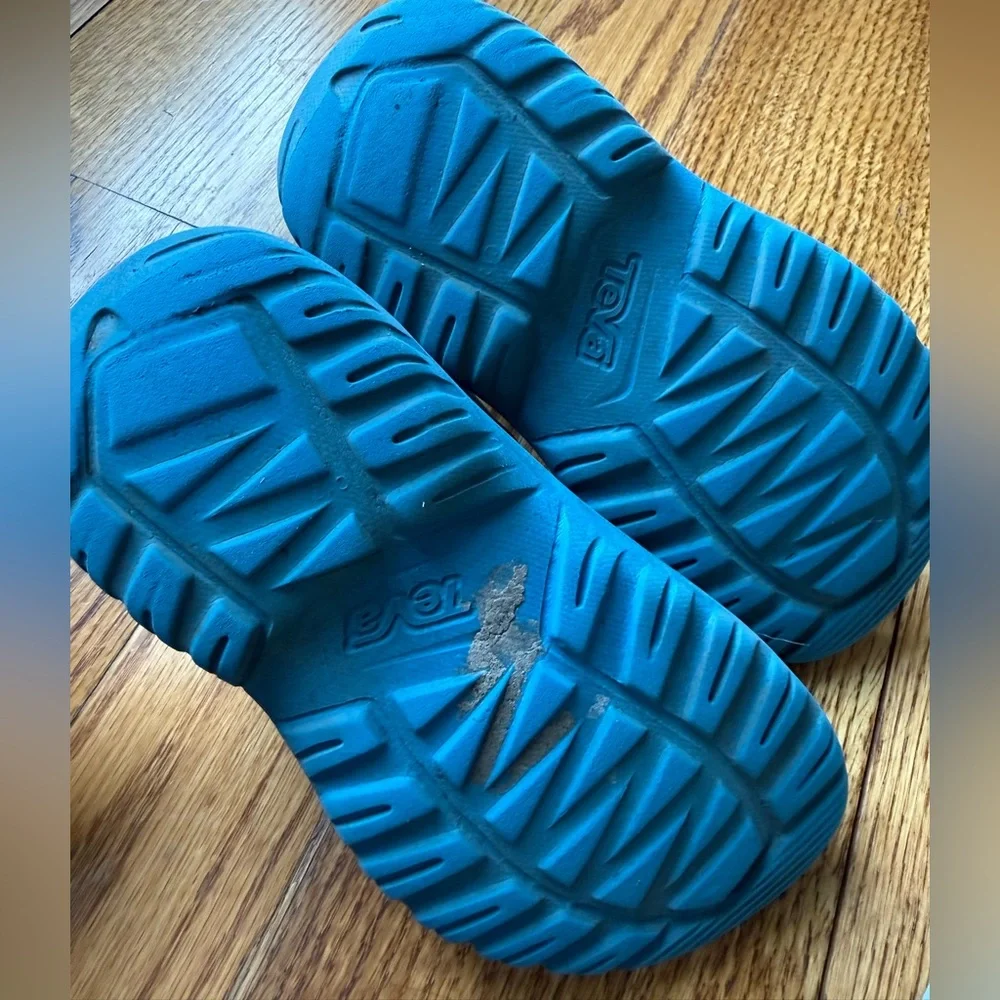Teva bright blue