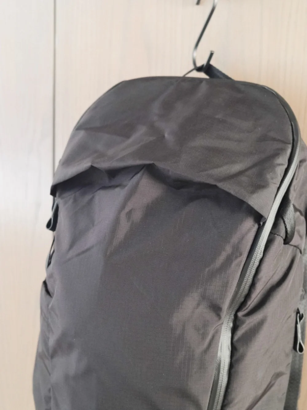 Able carry sleek black