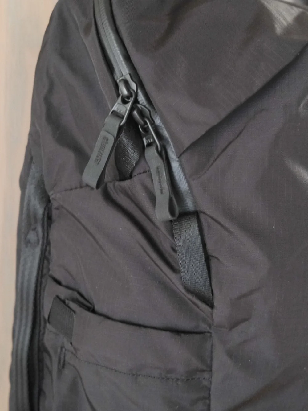 Able carry sleek black