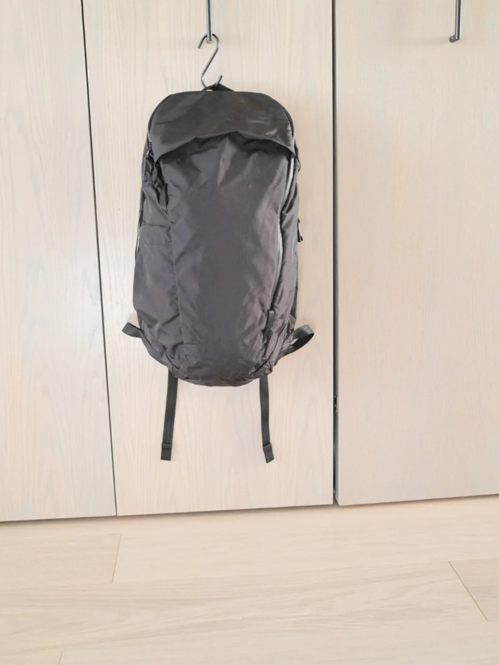 Able carry sleek black