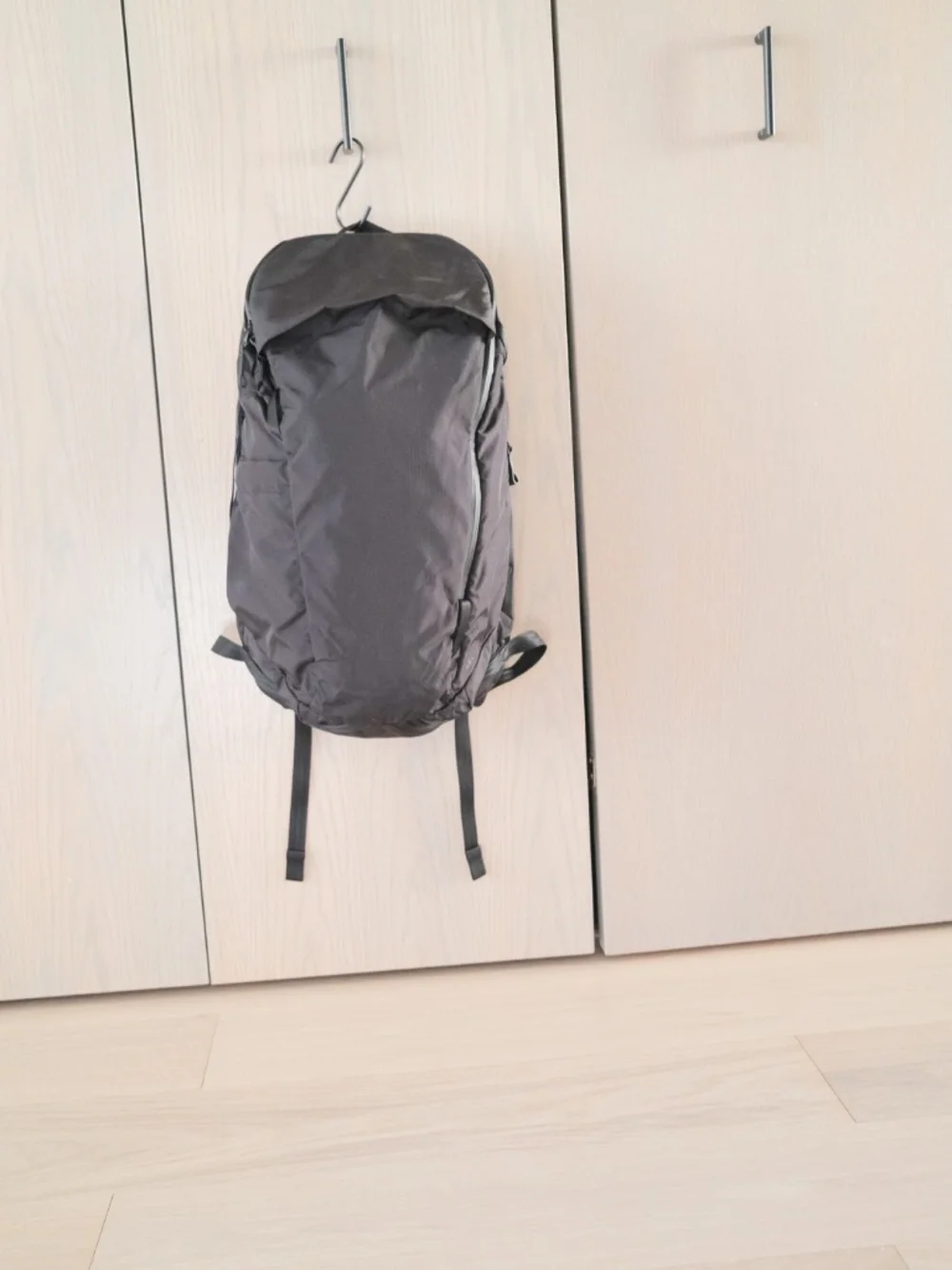 Able carry sleek black