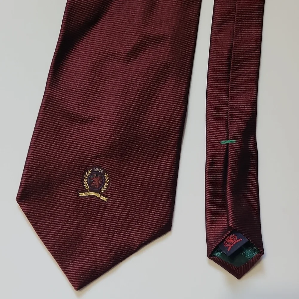 Tommy Hilfiger stylish burgundy