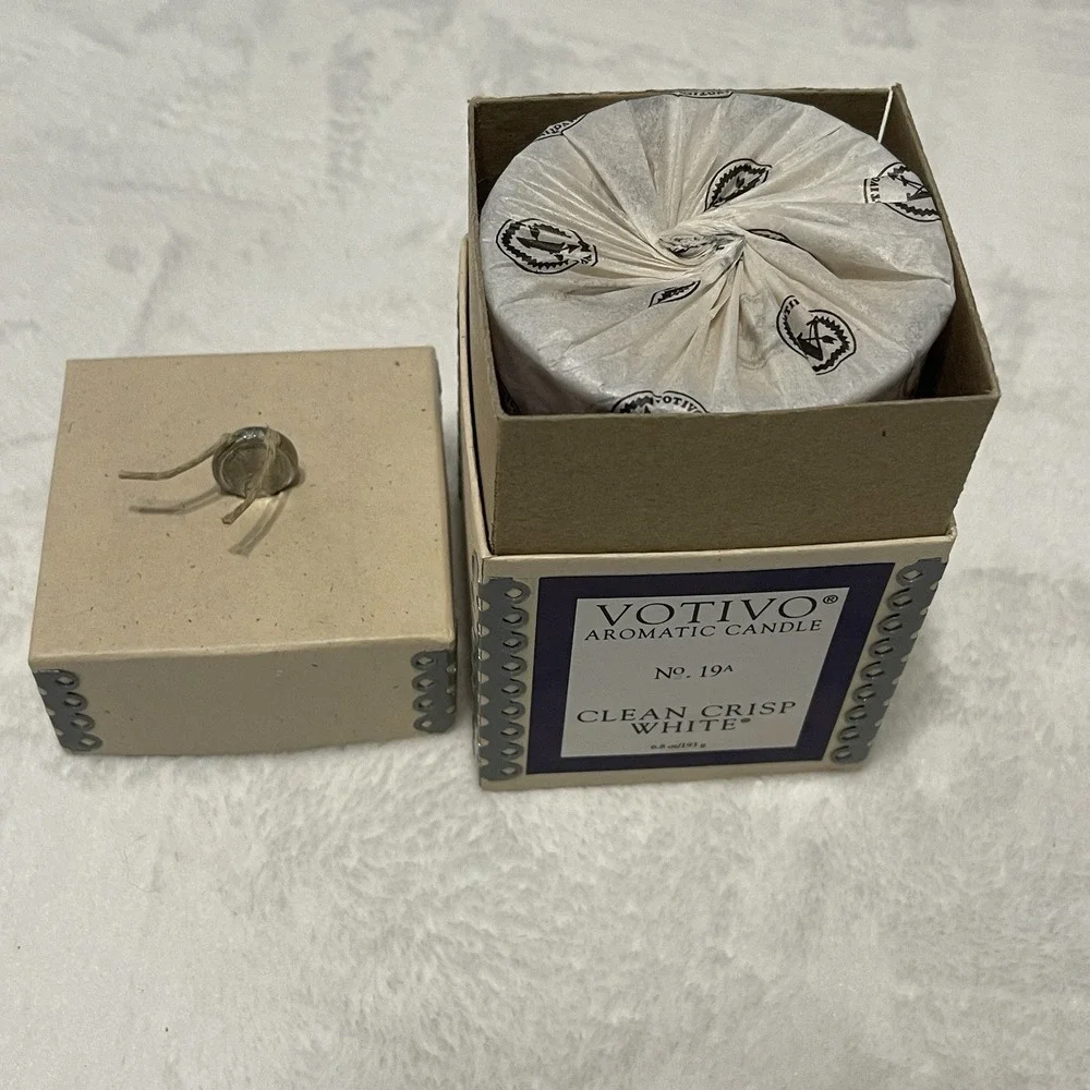 NIB Votivo Clean Crisp‎ White No. 19A. Aromatic Candle 6.8oz 50-60 Hour Wax Jar