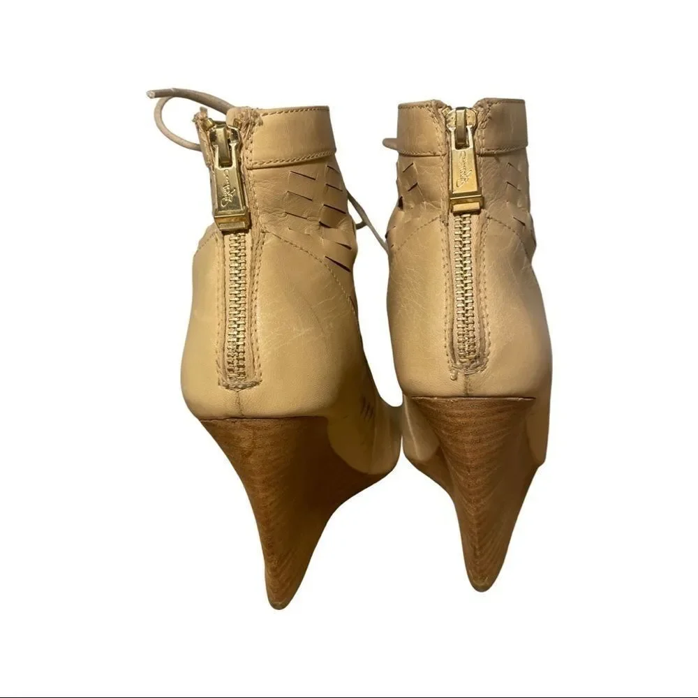Report Signature leather peep