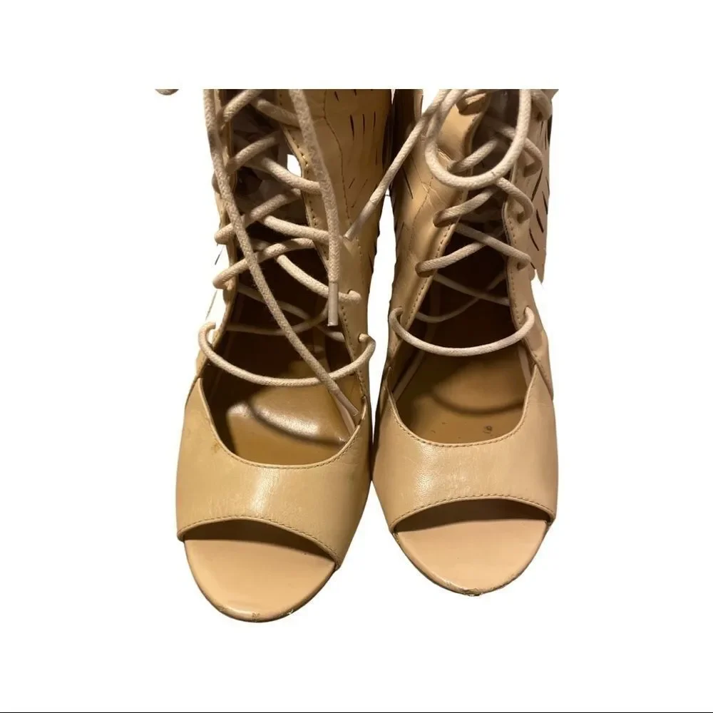 Report Signature leather peep