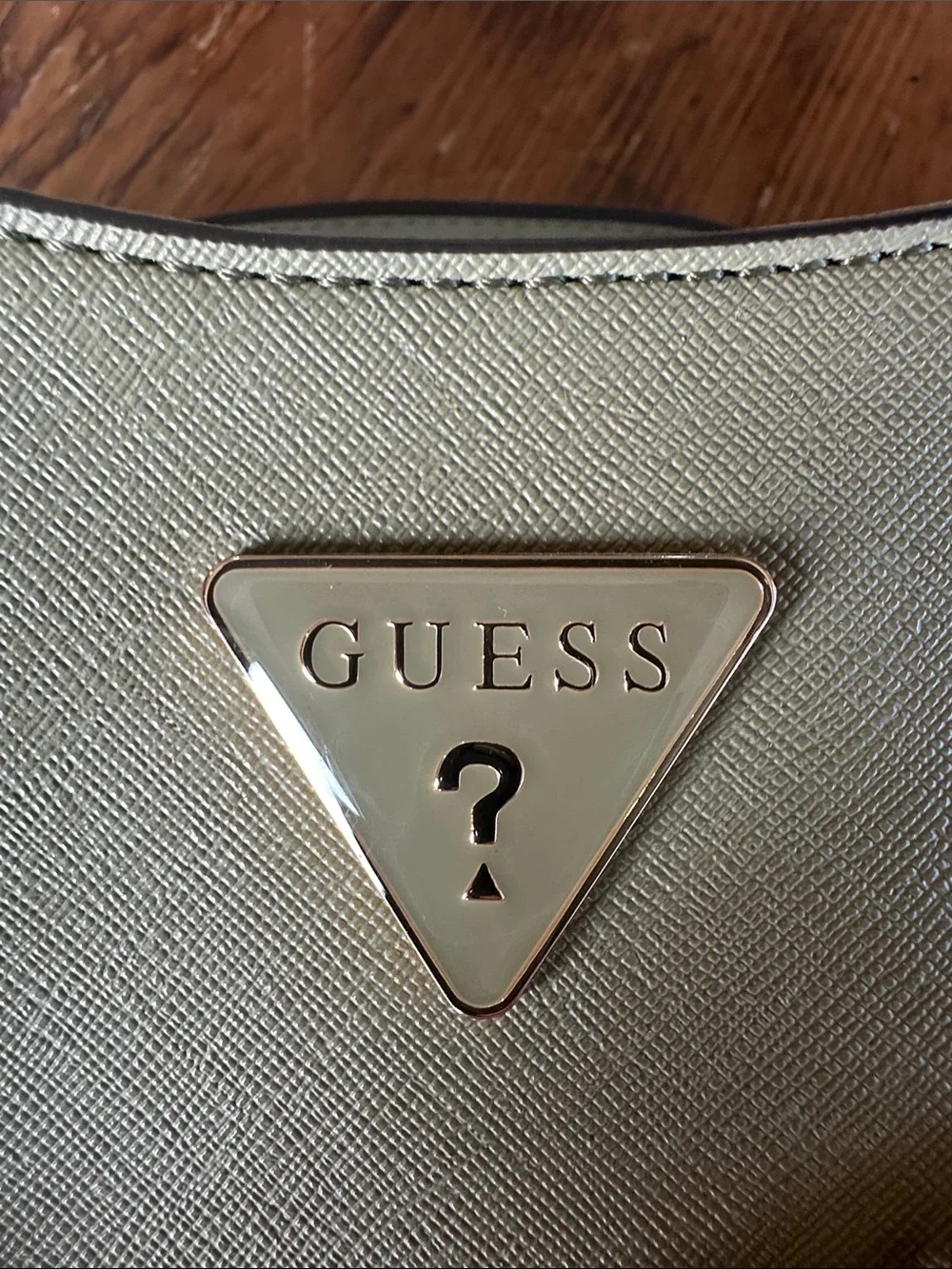 Guess compact shoulder