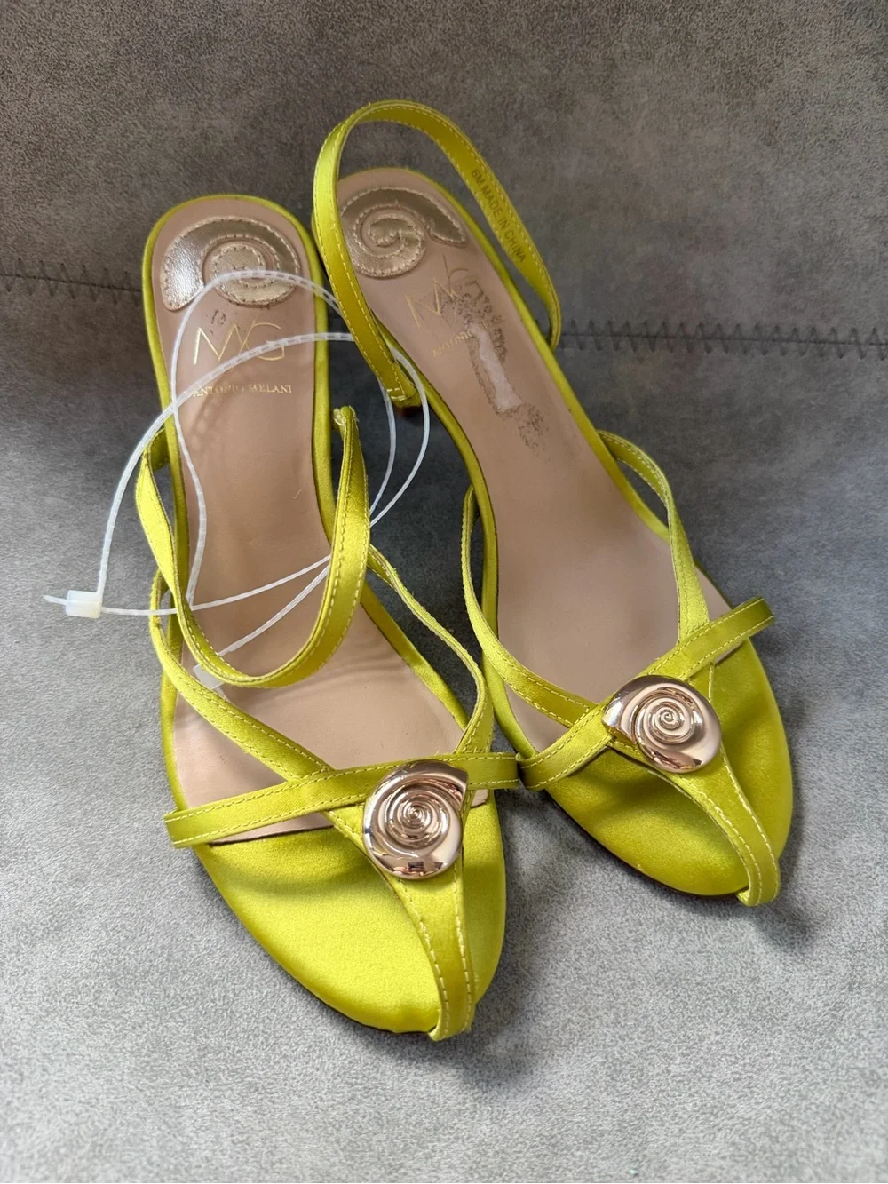 NEW Antonio Melani x M.G. Style Leo Satin Shell Ornamented Dress Sandals Sz 6