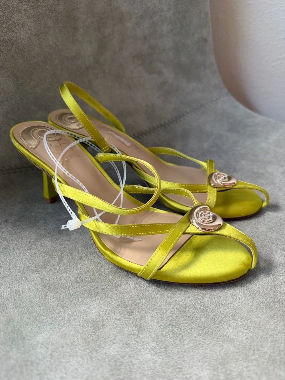 NEW Antonio Melani x M.G. Style Leo Satin Shell Ornamented Dress Sandals Sz 6