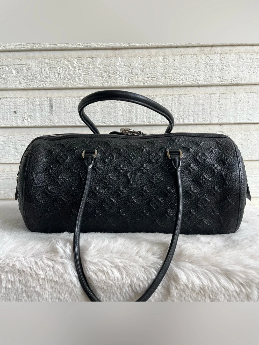 Louis Vuitton excellent corners