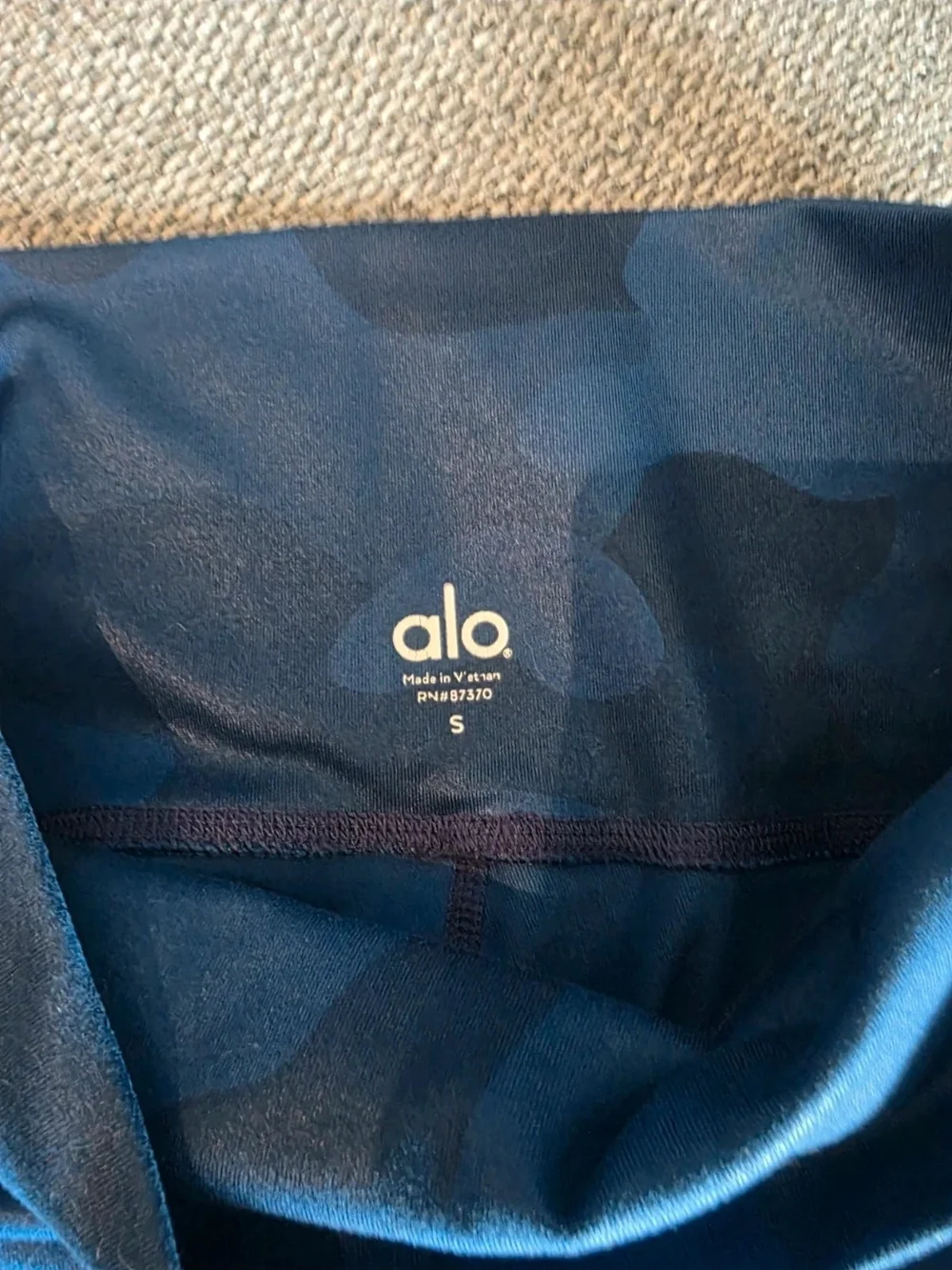 ALO Yoga soft stretch