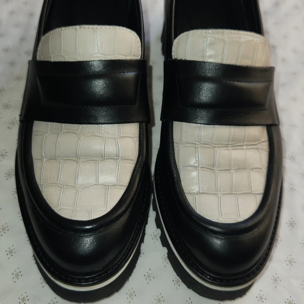 M. Gemi noticeable scuffs